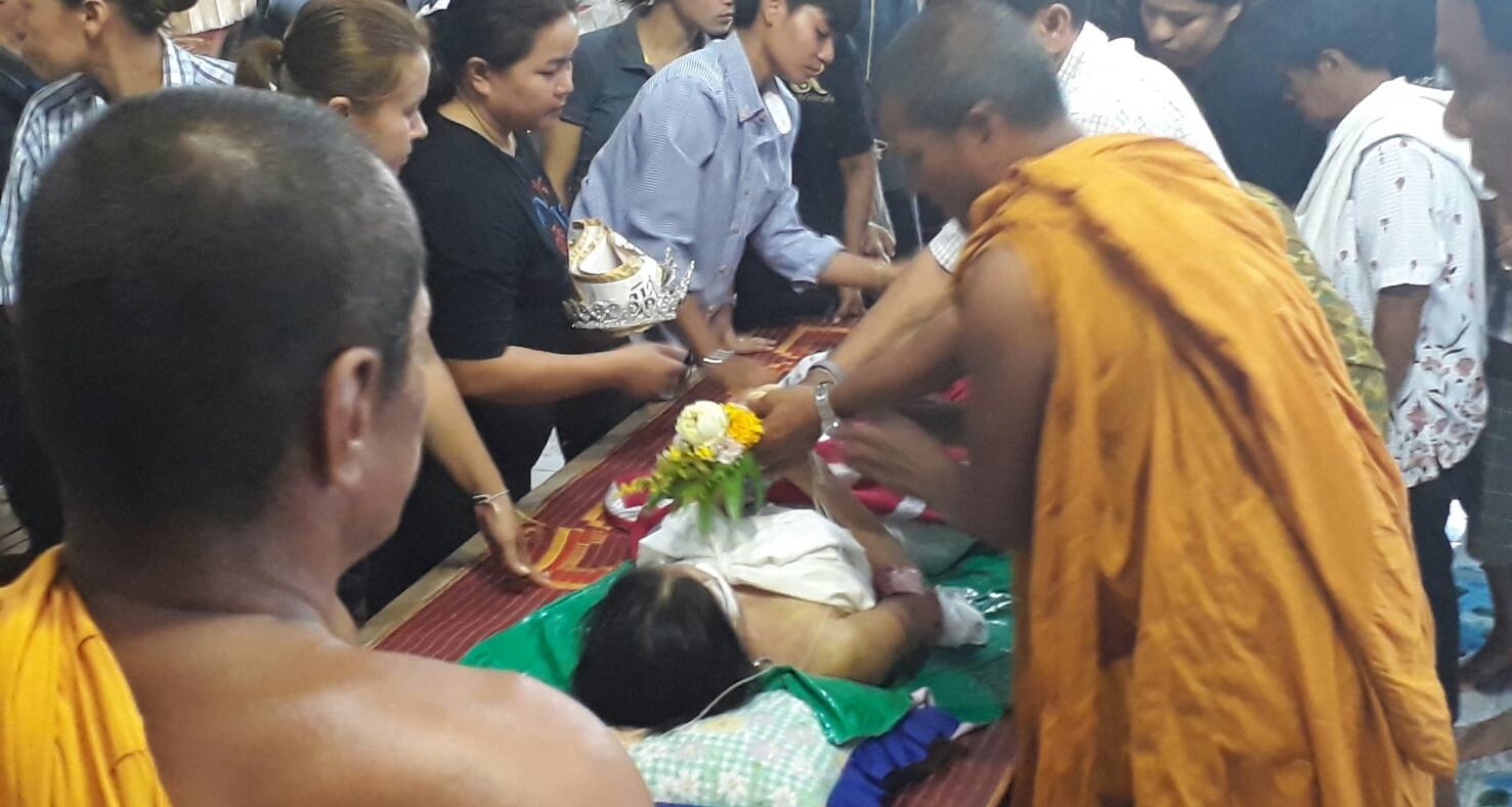 Nguoi than chet lang khi lo hau su cho Hoa hau Thai Lan 19 tuoi hinh anh