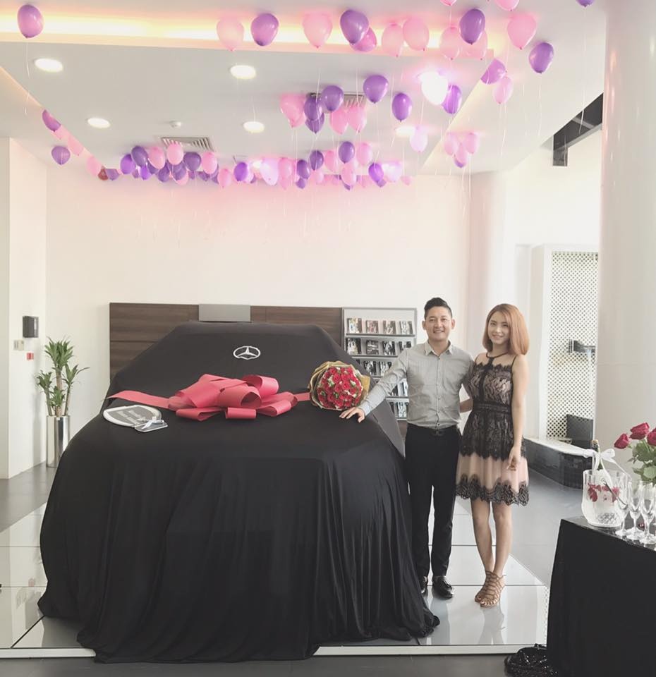 Hải Băng vừa bế con vừa lái xe ảnh 2 Hai Bang vua be con vua lai xe anh 2