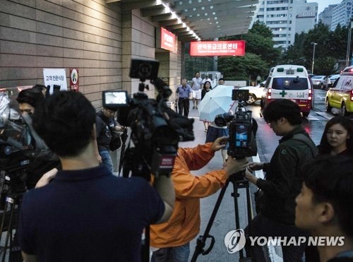 Benh vien bi bao vay, T.O.P (Big Bang) gay lo lang khi van hon me hinh anh