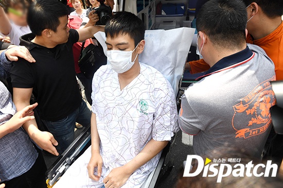 T.O.P (Big Bang) ngoi xe lan, lien tuc xin loi khi roi benh vien hinh anh