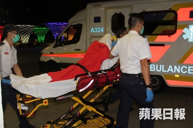 San khau bi sap, nhom nhac Hong Kong cap cuu sau tai nan hinh anh
