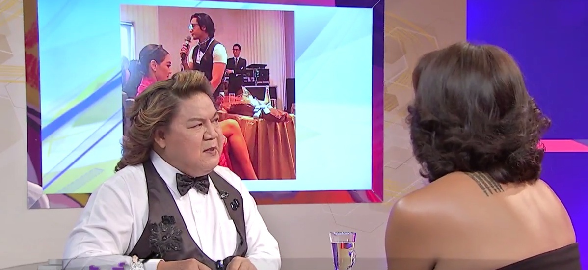 Vu Host The Face ngoi tren ban giua hop bao len truyen hinh Thai Lan hinh anh