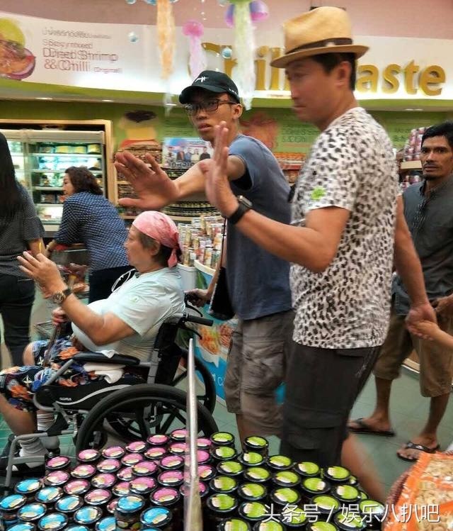 Hồng Kim Bảo ngồi xe lăn ảnh 3 Hong Kim Bao ngoi xe lan anh 3