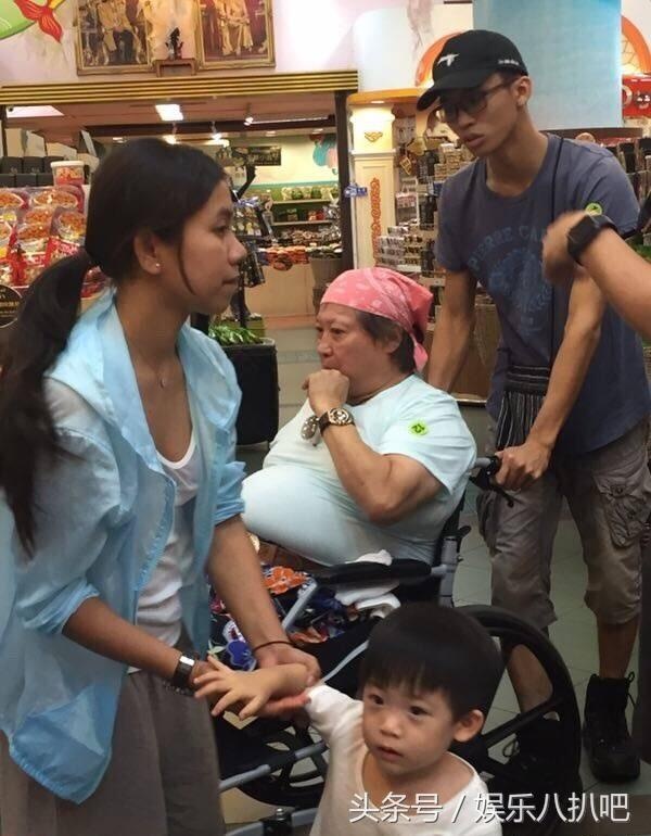 Hồng Kim Bảo ngồi xe lăn ảnh 1 Hong Kim Bao ngoi xe lan anh 1