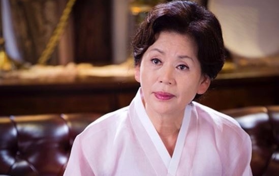 Nu dien vien Han Quoc qua doi khi phim dang phat song hinh anh