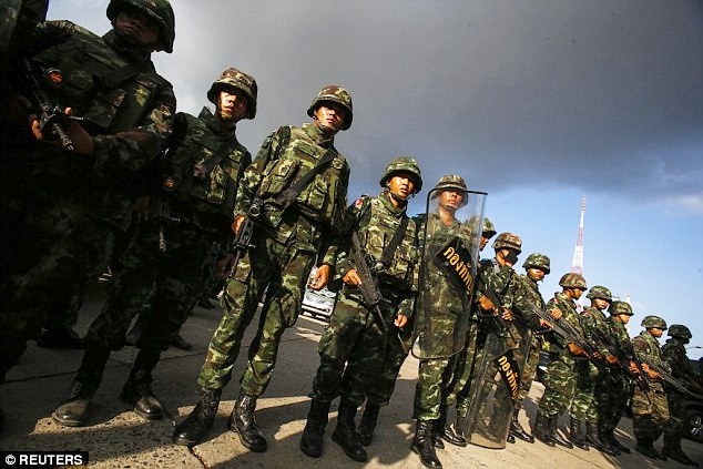 Ca sĩ Thái Lan mặc phản cảm ảnh 1 Ca si Thai Lan mac phan cam anh 1