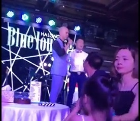 Phan Dinh Tung den tre va bi to thieu ton trong nghe si hat lot hinh anh