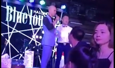 Clip Phan Dinh Tung bi khan gia phan doi vi coi thuong nghe si tre hinh anh