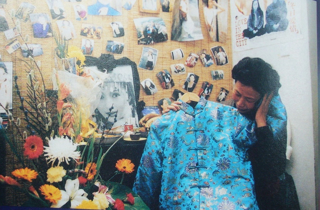 Anh me 'Ham Huong' Luu Dan khoc ben chiec ao cua con gai gay xuc dong hinh anh