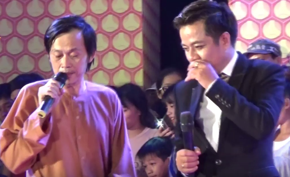 Hoài Linh bị khán giả ném đá ảnh 2 Hoai Linh bi khan gia nem da anh 2