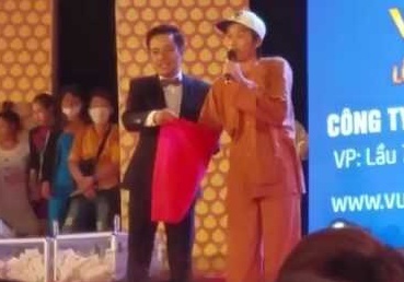 Clip nghe si Hoai Linh bi choi da khi dien o Quang Ngai hinh anh