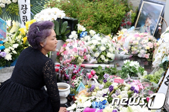 Me tai tu 'Ban tinh ca mua dong' da thanh than khi vieng mo con trai hinh anh