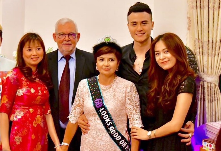 Hoang Thuy Linh gap mat gia dinh ban trai Vinh Thuy hinh anh