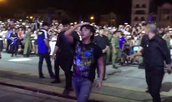 Son Tung M-TP bi khan gia nem do khi dien o Bac Giang hinh anh