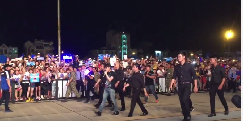 Sơn Tùng bị ném đồ khi diễn ảnh 3 Son Tung bi nem do khi dien anh 3