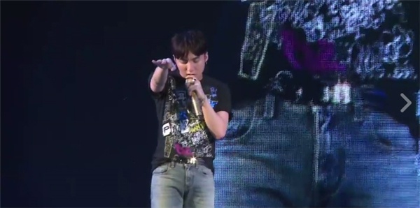 Clip Son Tung M-TP bi nem do khi dang dien hinh anh