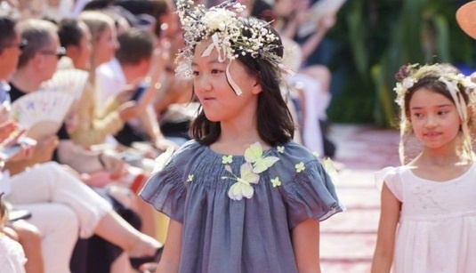 Con gai Ly A Bang va Vuong Phi lan dau dien truoc ong kinh hinh anh