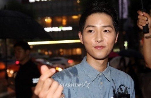 Song Joong Ki doi mua xuat hien sau tin sap cuoi Song Hye Kyo hinh anh