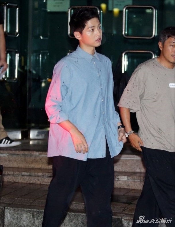 Song Joong Ki gầy gò, đội mưa sau tin cưới ảnh 2 Song Joong Ki gay go, doi mua sau tin cuoi anh 2