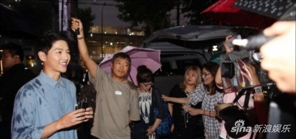 Song Joong Ki gầy gò, đội mưa sau tin cưới ảnh 3 Song Joong Ki gay go, doi mua sau tin cuoi anh 3