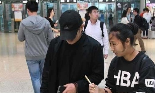 Ly Lien Kiet dung rat lau o san bay, chi mot nguoi nhan ra hinh anh