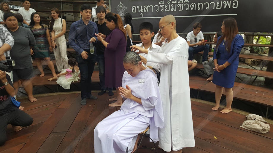 Sao nu Thai Lan xuat gia anh 1