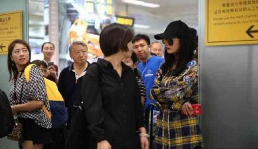 Duong Mich bi yeu cau roi khoi san bay anh 1