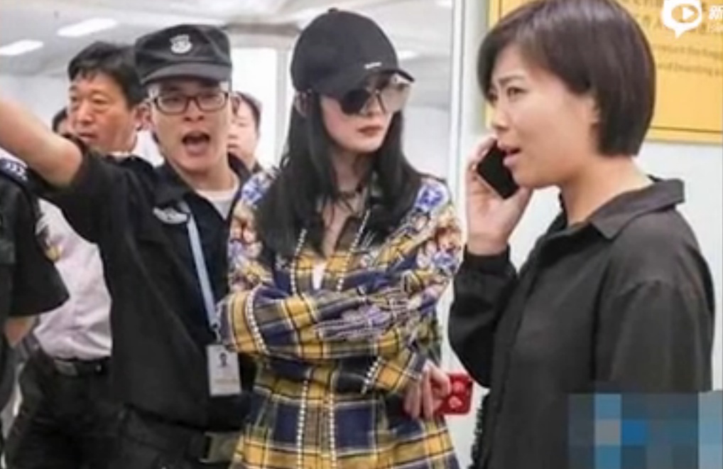 Duong Mich bi nhan vien an ninh yeu cau roi khoi san bay hinh anh