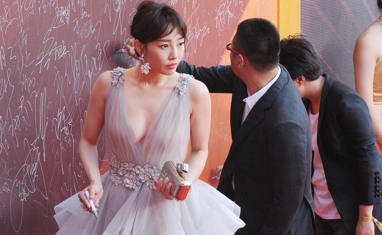 Nu hoang phong ve Trung Quoc bi hat hui sau scandal ngoai tinh hinh anh