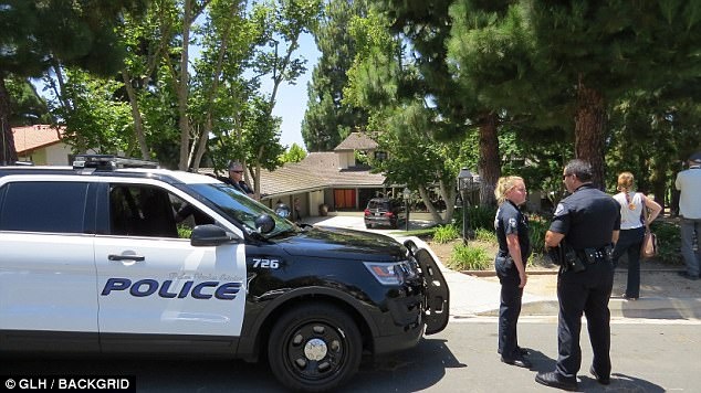 Bạn bè bên ngoài ngôi nhà của Chester Bennington ảnh 1 Ban be ben ngoai ngoi nha cua Chester Bennington anh 1