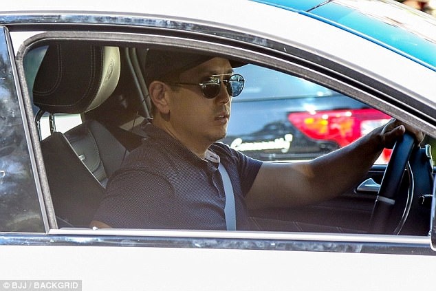 Bạn bè bên ngoài ngôi nhà của Chester Bennington ảnh 2 Ban be ben ngoai ngoi nha cua Chester Bennington anh 2