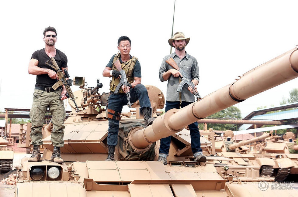 Ngo Kinh dam pha xe tang thang lon anh 4