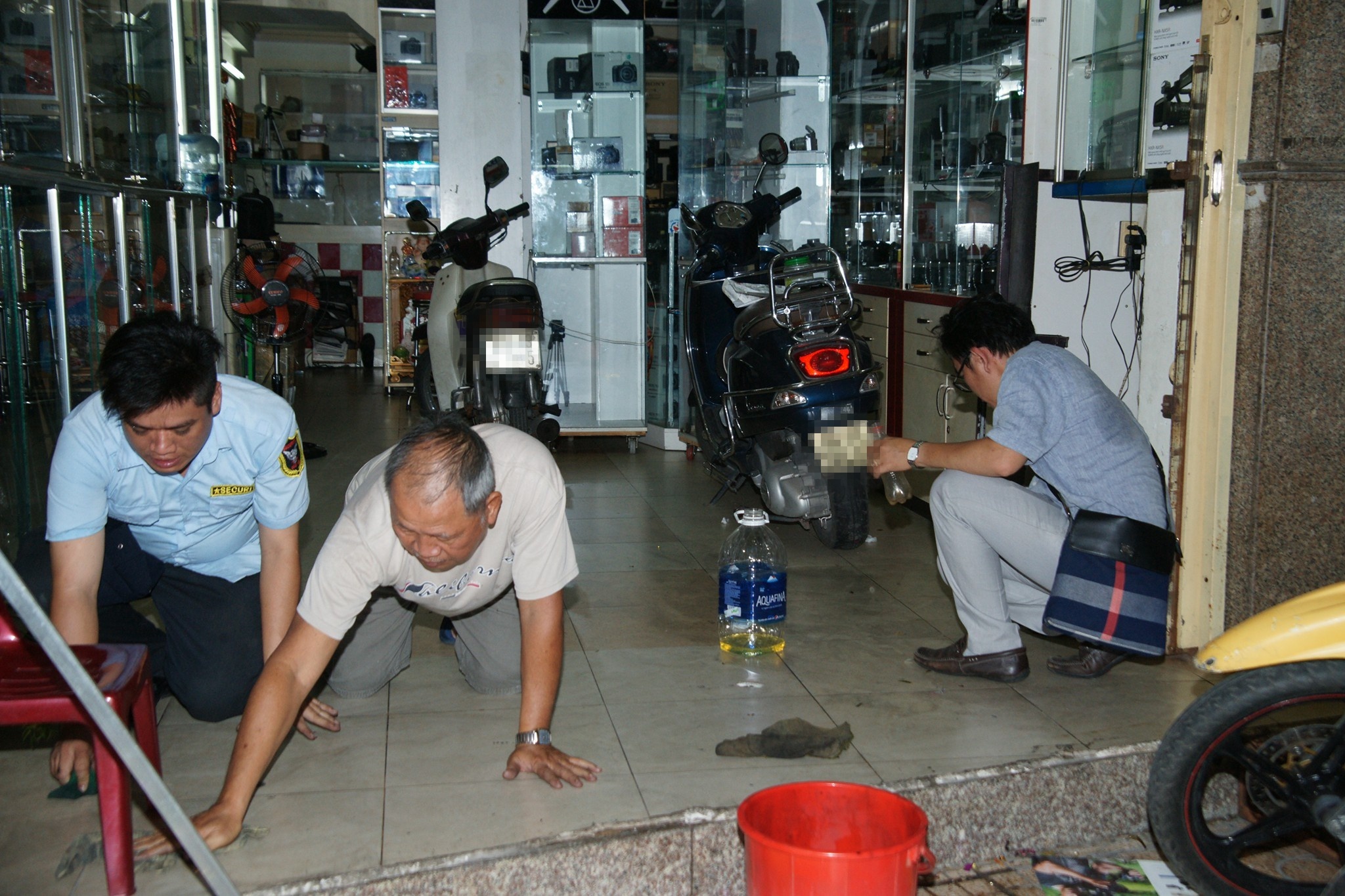 Quan tra sua cua Pham Huong bi hat son anh 2