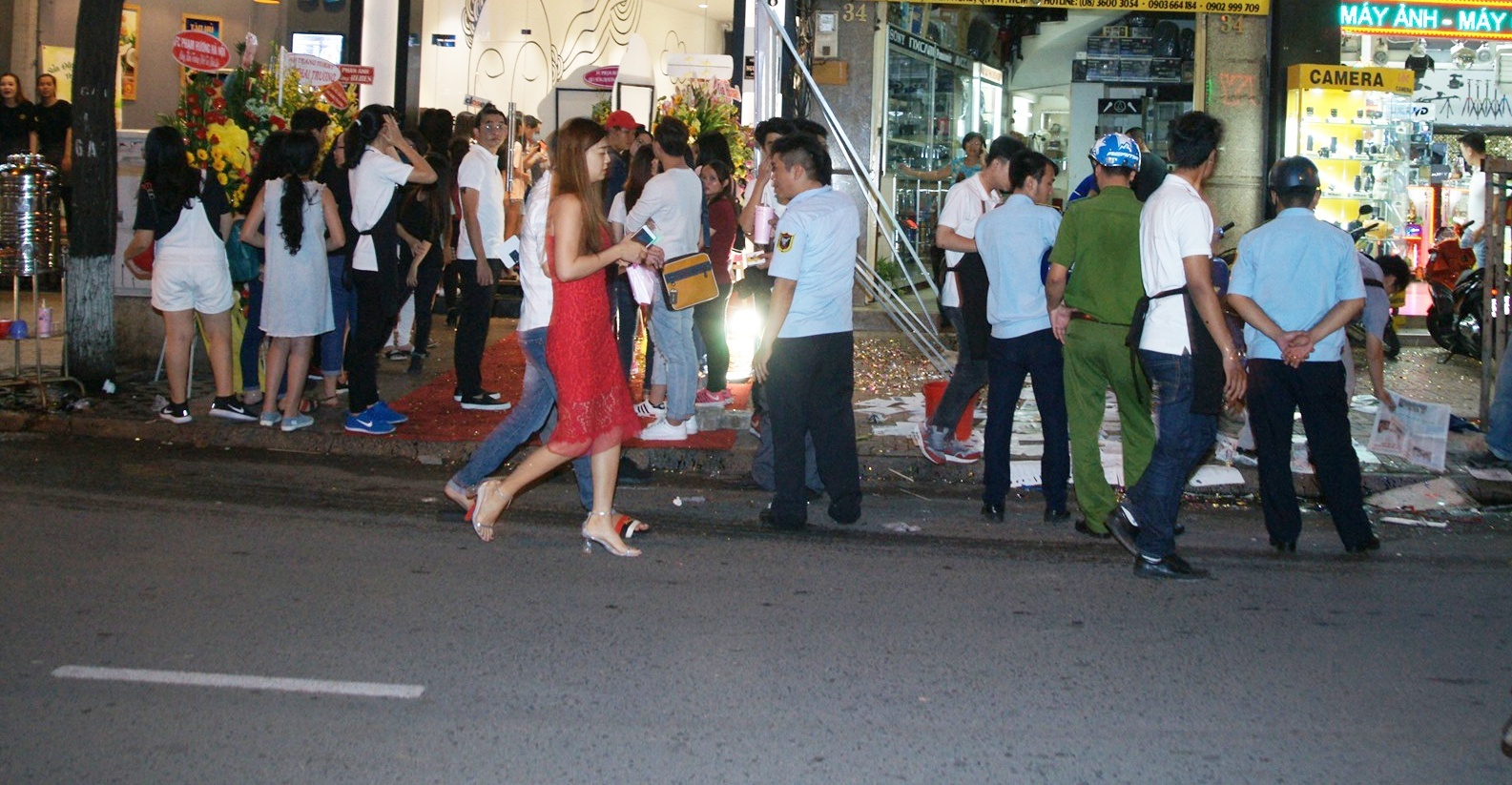 Quan tra sua cua Pham Huong bi hat son anh 1