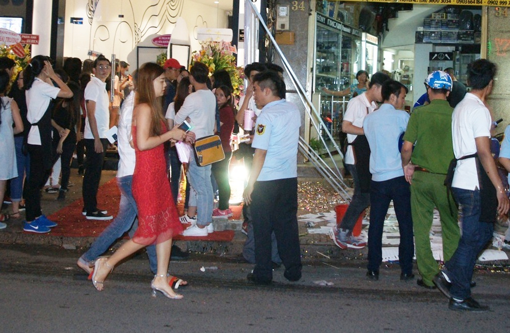 Hang xom len tieng vu quan cua Pham Huong bi nem mam tom, tat son hinh anh