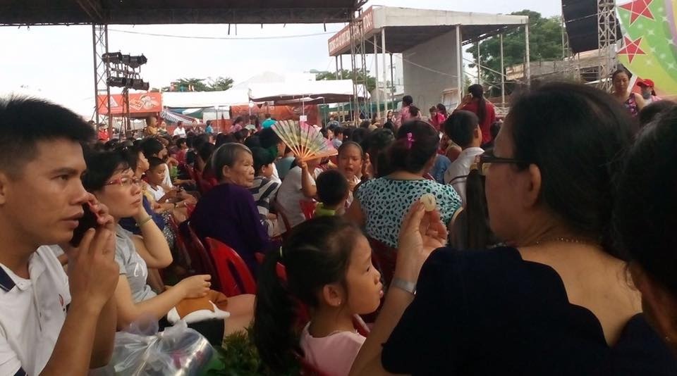 Hàng nghìn khán giả đợi Hoài Linh nhiều tiếng ảnh 1 Hang nghin khan gia doi Hoai Linh nhieu tieng anh 1