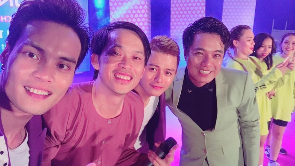 Hàng nghìn khán giả đợi Hoài Linh nhiều tiếng ảnh 2 Hang nghin khan gia doi Hoai Linh nhieu tieng anh 2