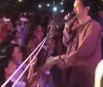 Khan gia Binh Dinh den tu 13h doi Hoai Linh dien luc 22h hinh anh