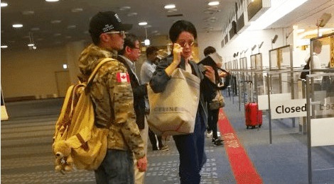 Giua tin don chia tay, Vuong Phi va Ta Dinh Phong cung di Nhat hinh anh