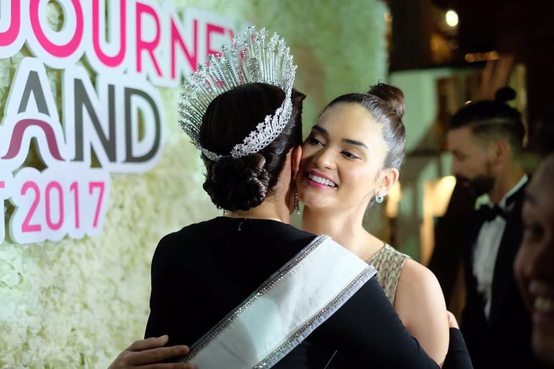 Ho Ngoc Ha hoi tu ben dan hoa hau the gioi anh 13