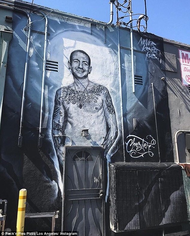 Chester Bennington tu tu bang that lung anh 2