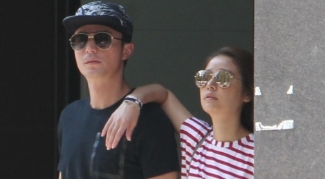 Lam Tam Nhu va Hoac Kien Hoa gian di nam tay nhau tren pho hinh anh