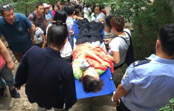 Sao nu Trung Quoc gap nan khi leo nui Khong Dong hinh anh