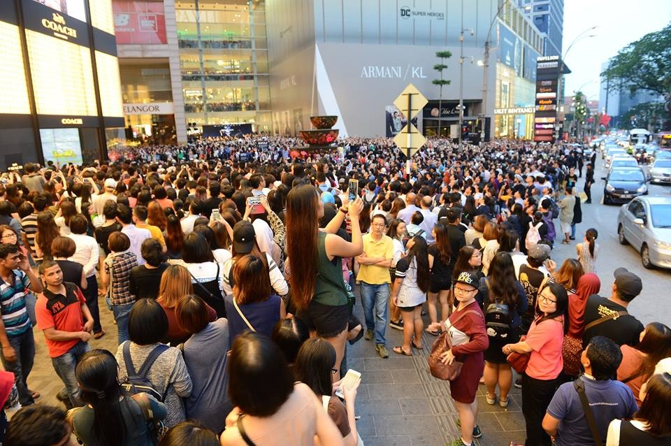 Biển người ở Malaysia xếp hàng đón Song Joong Ki ảnh 2 Bien nguoi o Malaysia xep hang don Song Joong Ki anh 2