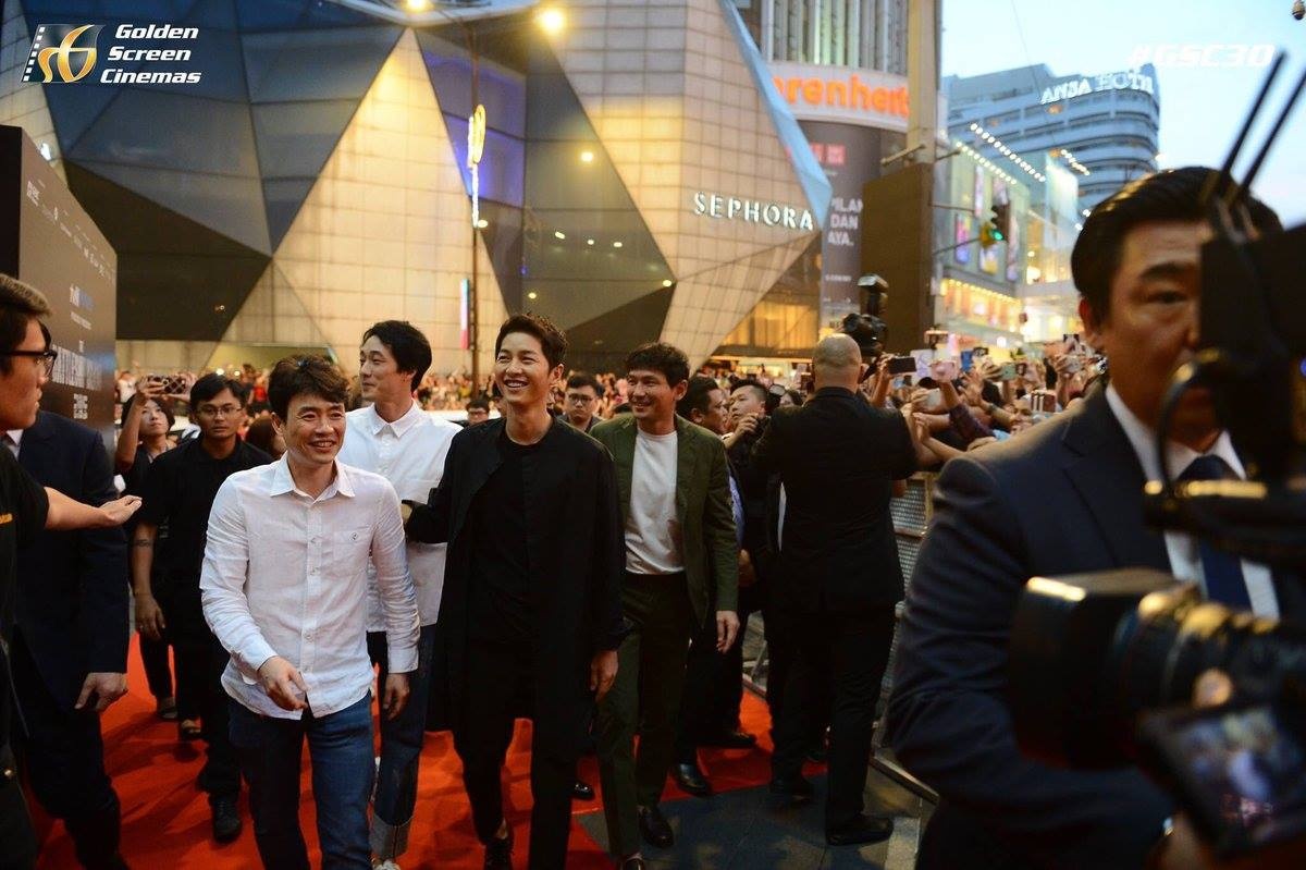 Biển người ở Malaysia xếp hàng đón Song Joong Ki ảnh 7 Bien nguoi o Malaysia xep hang don Song Joong Ki anh 7