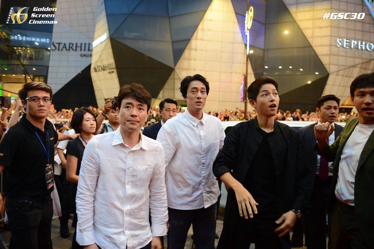 Biển người ở Malaysia xếp hàng đón Song Joong Ki ảnh 8 Bien nguoi o Malaysia xep hang don Song Joong Ki anh 8