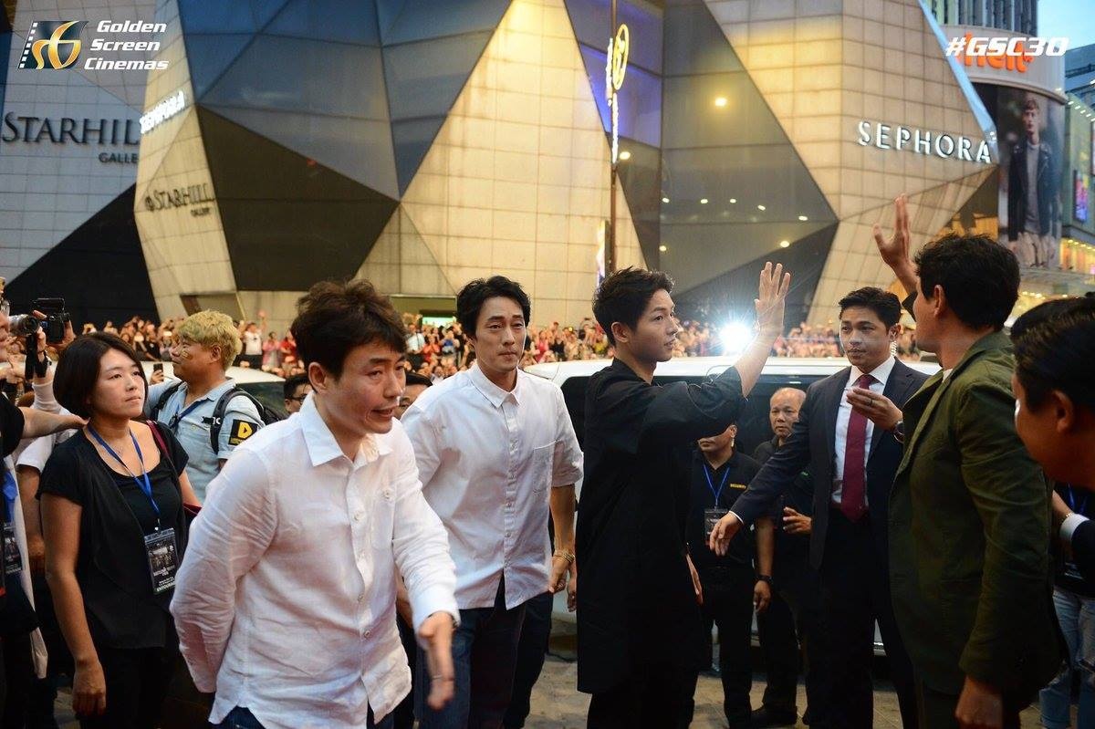 Biển người ở Malaysia xếp hàng đón Song Joong Ki ảnh 6 Bien nguoi o Malaysia xep hang don Song Joong Ki anh 6