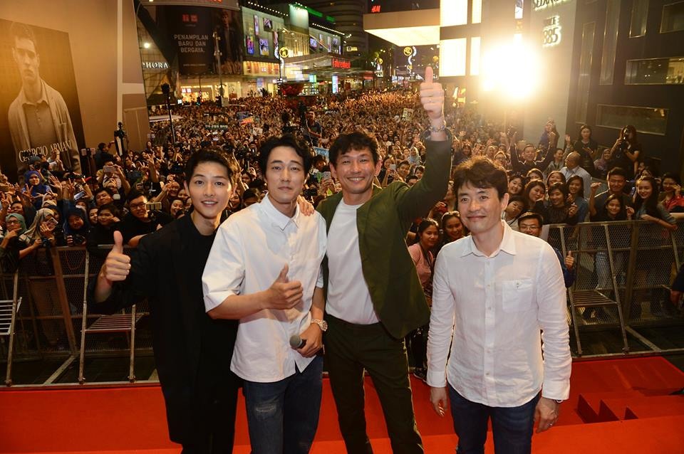 Biển người ở Malaysia xếp hàng đón Song Joong Ki ảnh 1 Bien nguoi o Malaysia xep hang don Song Joong Ki anh 1