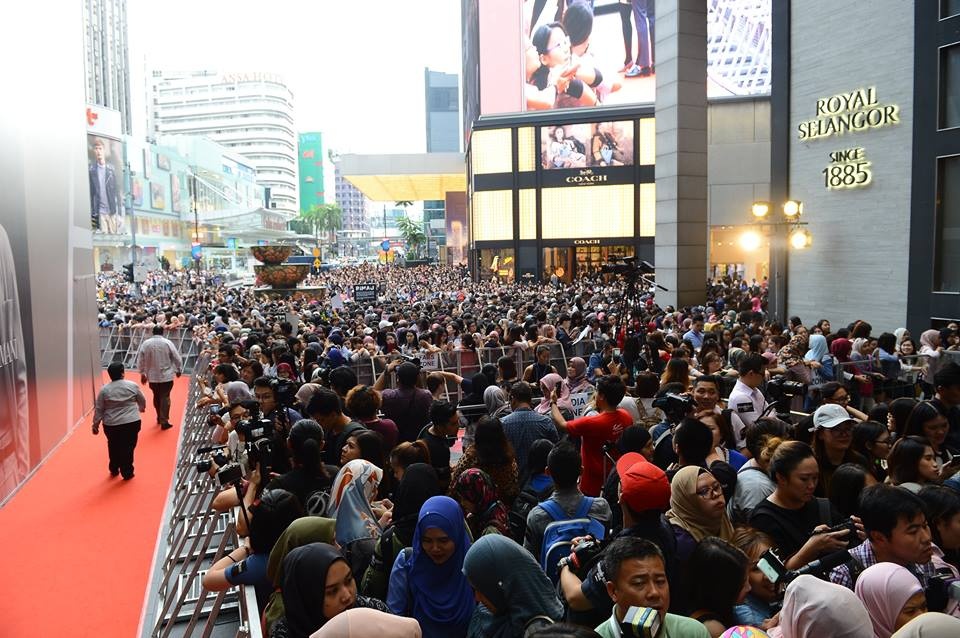 Biển người ở Malaysia xếp hàng đón Song Joong Ki ảnh 4 Bien nguoi o Malaysia xep hang don Song Joong Ki anh 4