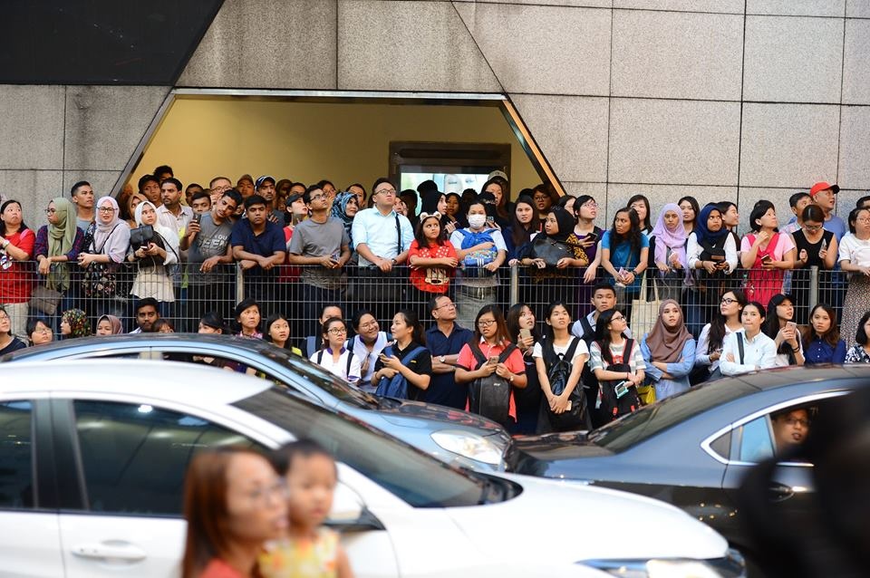 Biển người ở Malaysia xếp hàng đón Song Joong Ki ảnh 3 Bien nguoi o Malaysia xep hang don Song Joong Ki anh 3